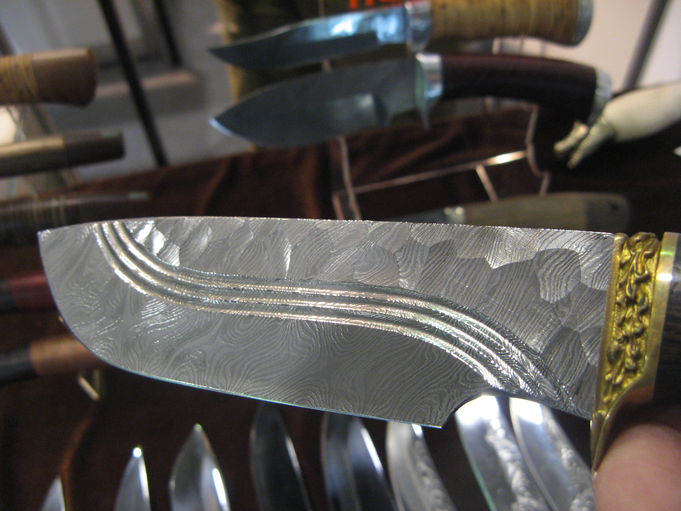 Как закалить металл в домашних. Закаленная сталь нож. Ножи из металла. Металл для изготовления ножей. Металл нержавейка нож.